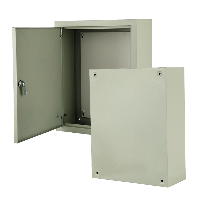 Caja eléctrica metálica con orificios pretroquelados en la parte superior e inferior.