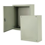 Caja eléctrica metálica con orificios pretroquelados en la parte superior e inferior.